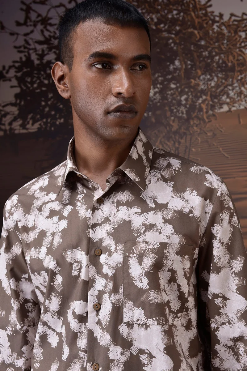 جينات ليكوانت هيمانت قميص بطبعة ضربات فرشاة بيج دافئ